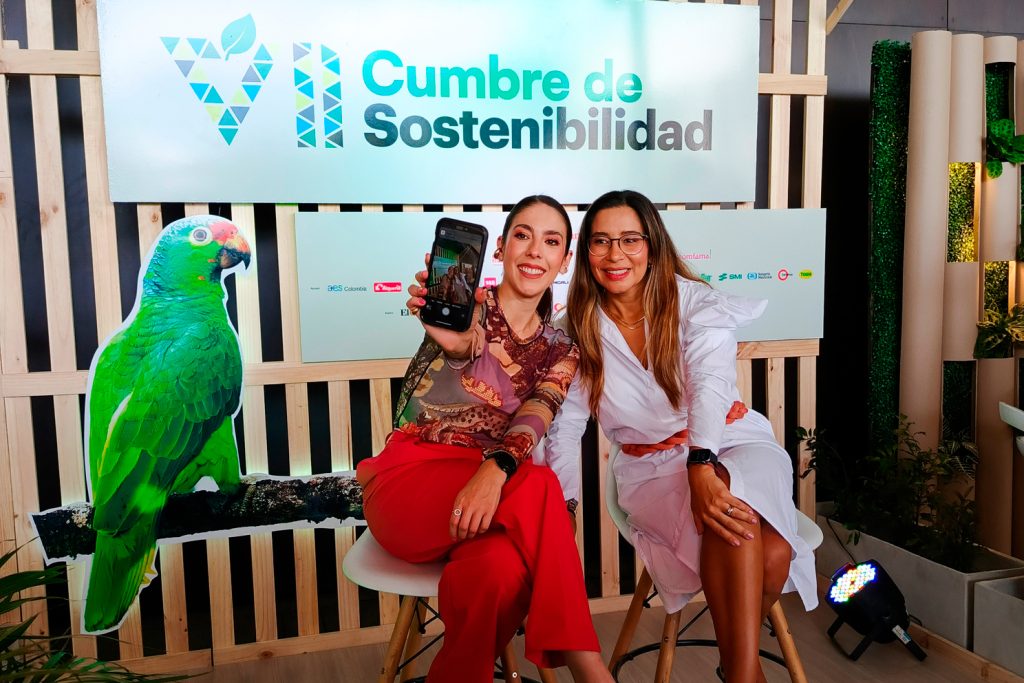 Dos mujeres en el evento de Cumbre de sostenibilidad